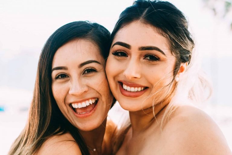 Deux jeunes femmes au sourire éclatant