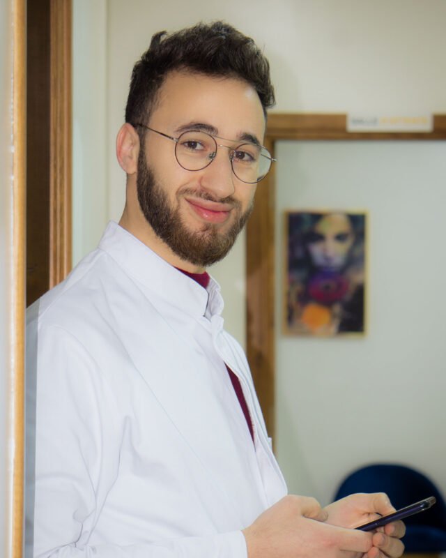 Le Dr Taleb dans le couloir du cabinet, devant la salle d'attente